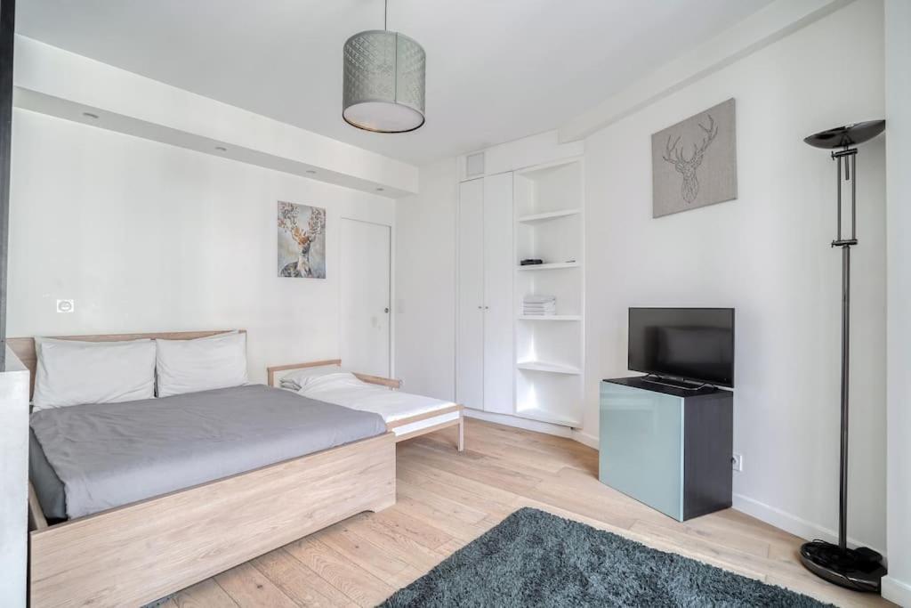 Tour Eiffel - Champs-elysees Apartment
